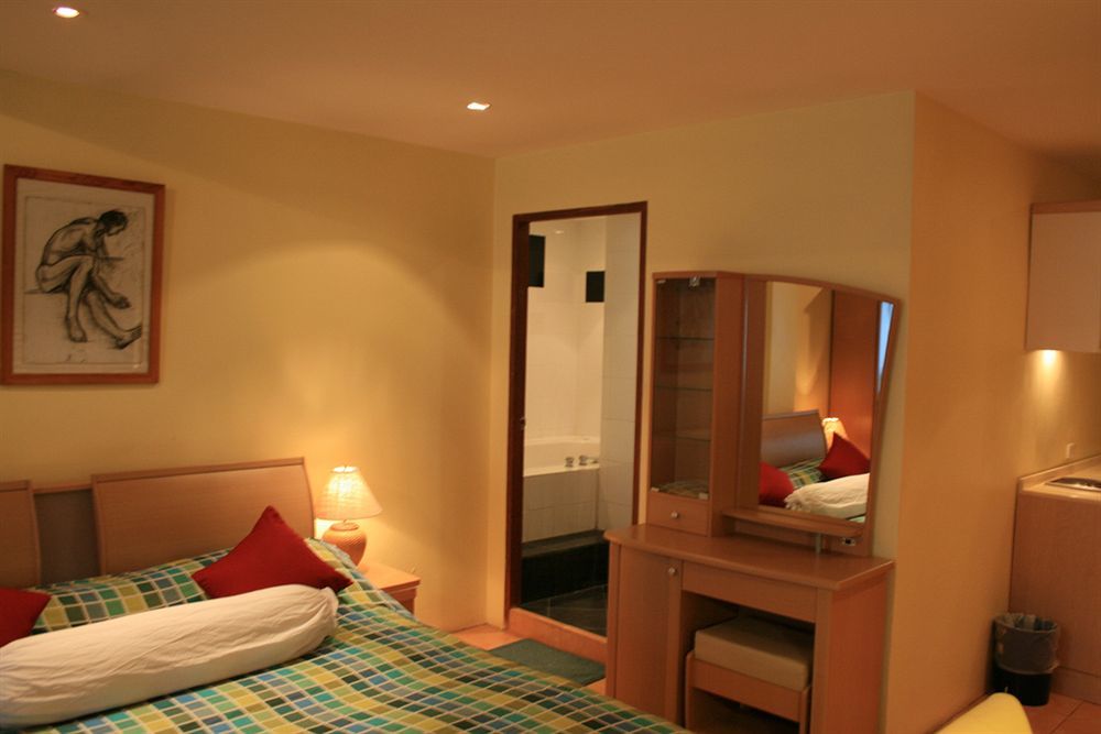 Aquarius Gay Guesthouse & Sauna Patong Екстериор снимка