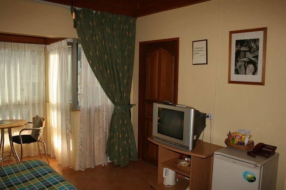 Aquarius Gay Guesthouse & Sauna Patong Екстериор снимка
