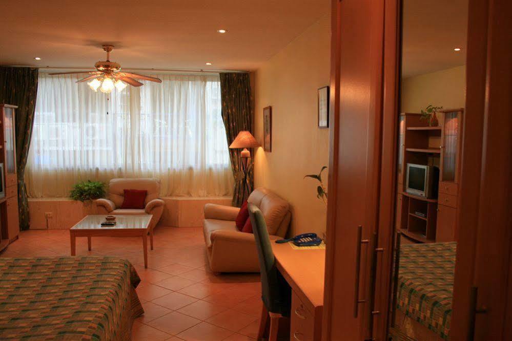Aquarius Gay Guesthouse & Sauna Patong Екстериор снимка