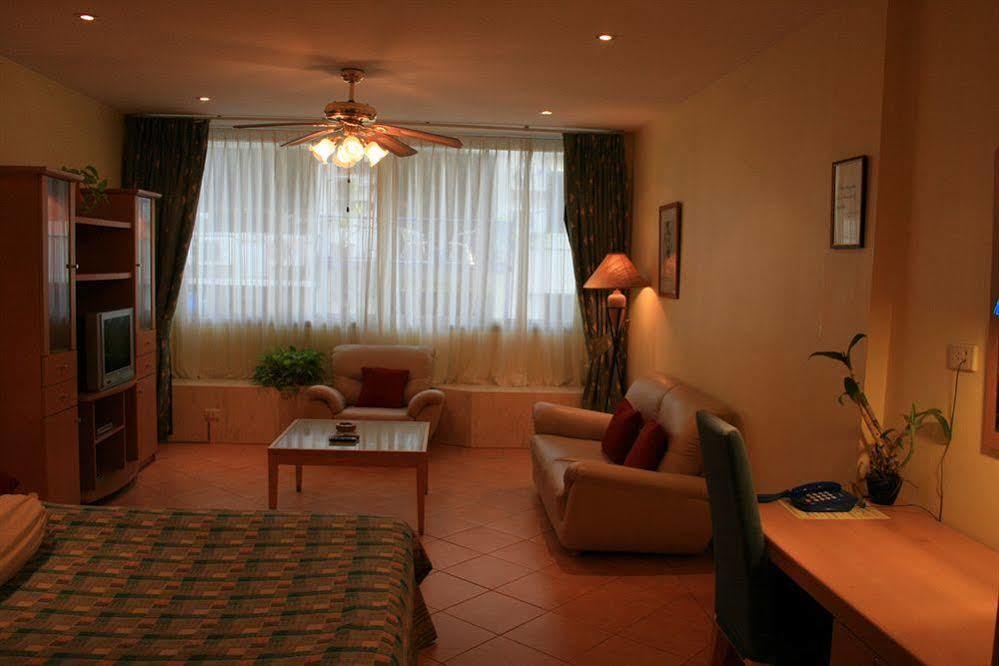 Aquarius Gay Guesthouse & Sauna Patong Екстериор снимка